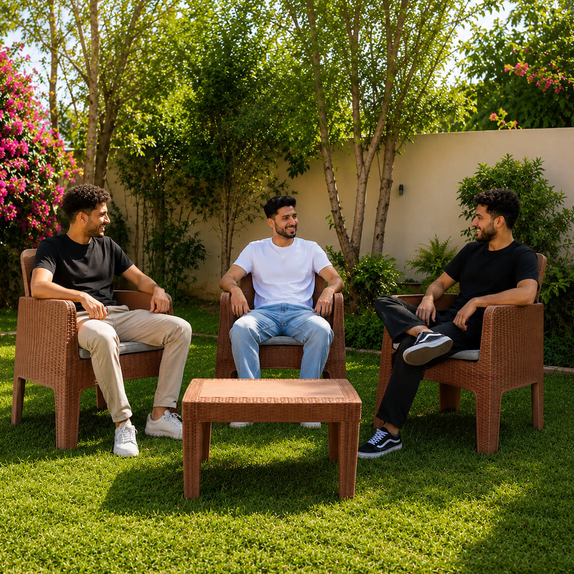 salon de jardin composé de 3 fauteuils individuels et une table basse