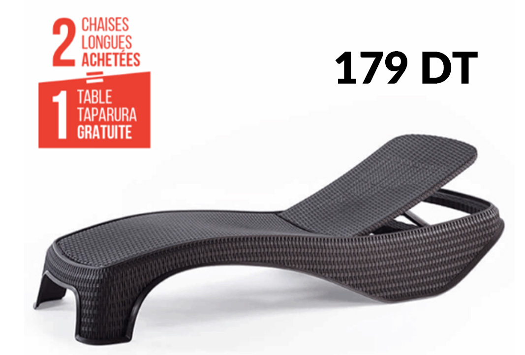 aménager une grande terrasse avec des chaises longues en résine tressée